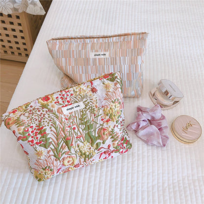 Floral Women's Polyester Zipper Makeup Travel Bag